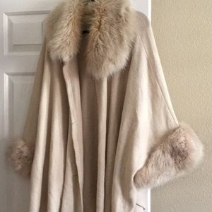 Cape with fur